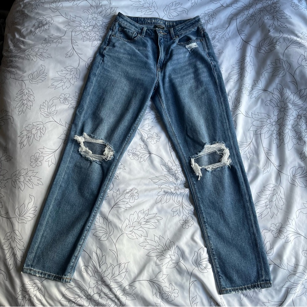 AMERICAN EAGLE | Ripped Mom Jeans